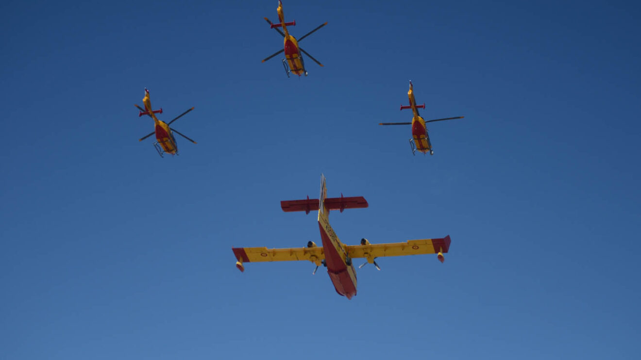 El desfile de los 20 años de la UME incluyó la primerapasada en formación de helicópteros Airbus Helicopters H135 y un Canadair CL-215T.