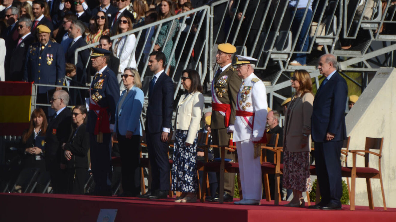 Tibuna con la ministra de Defensa, la secretaria de estado de Defensa, el jefe del Estado Mayor de la Defensa, el general jefe de la UME y otras autoridades civiles.
