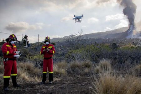 Personal de la UME con un dron durante la erupción volcánica en La Palma.