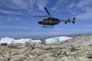 El Bell 407 GXi UR-RAH en Groenlandia durante el vuelo de entrega de Canadá a Ucrania.
