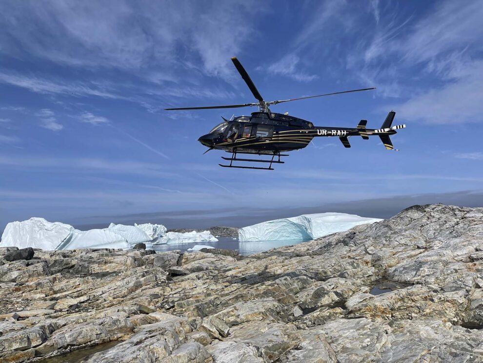 El Bell 407 GXi UR-RAH en Groenlandia durante el vuelo de entrega de Canadá a Ucrania.