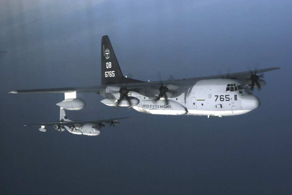 Dos KC-130J de los Marines durante una misión de repostaje en vuelo a F/A-18.