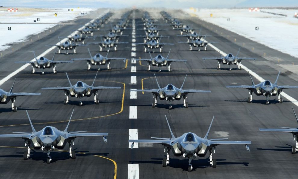 Los 52 Lockheed Martin de la base aérea de Hill que participaron en el ejercicio del 6 de enero rodando en formación.