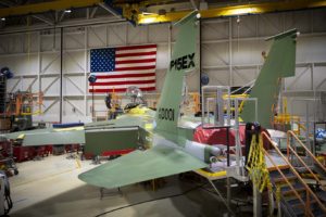 El cuarto de los Boeing F-15QA para la Fuerza Aérea de Qatar ha sido decorado con pegatinas de F-15EX en la cadena de montaje de Boeing en St.Louis para anunciar el contrato con la USAF.