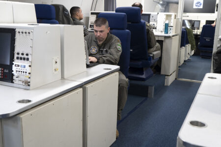 Consolas de control y comunicaciones en la  cabina del E-4B.