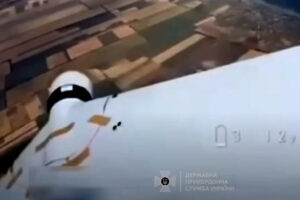 Captura de un video que muestra la destrucción en vuelo de un UAV ruso por parte de otro ucraniano.