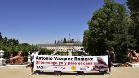 Protesta del sindicato británico Unite en la Granja (Segocia), localidad en la que reside Antonio Vázquez.