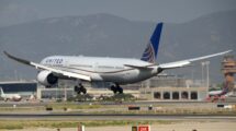 Boeing 787-10 de United aterrizando en Barcelona.