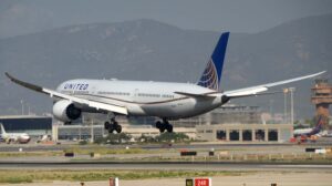 Boeing 787-10 de United aterrizando en Barcelona.