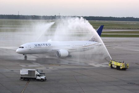 Boeing 787-8 de United recibido con un arco de agua en Houtson por la jubilación de su comandante.