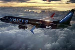 El Boeing 737 de United va dedicado a cada lado de la fuerza por cada uno de sus laterales.