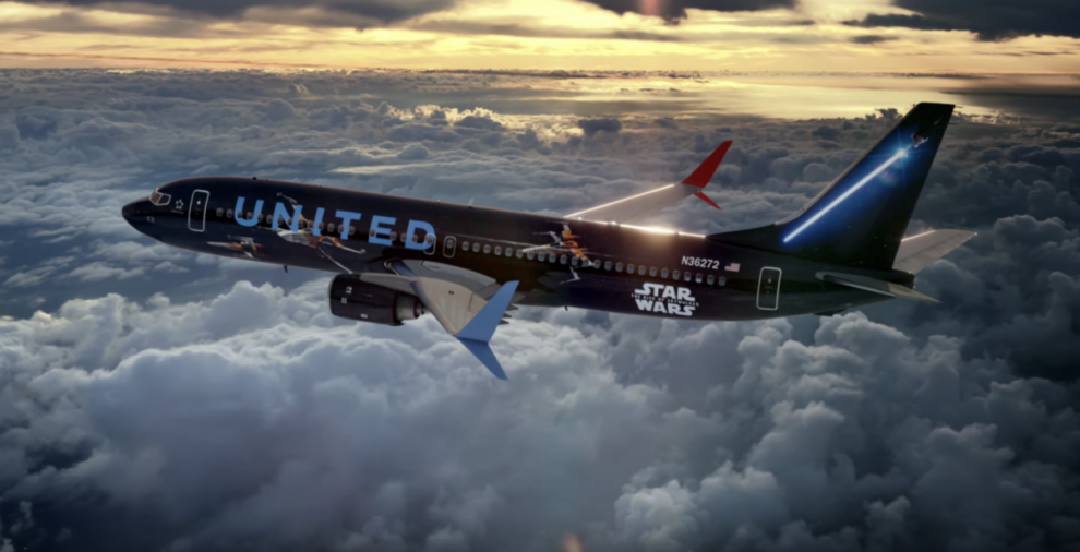 El Boeing 737 de United va dedicado a cada lado de la fuerza por cada uno de sus laterales.