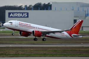 Uno de los cuatro A320neo recibidos por Air India en febrero despega de Toulouse en su vuelo de entrega.