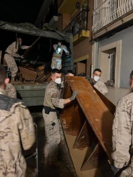 Personal de la EADA trabajando en la retirada de muebles inservibles.