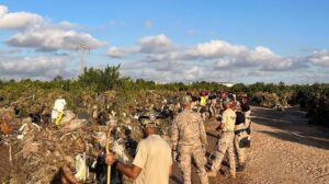 Militares del Ejército del Aire y del Espacio trabajando en Valencia en tareas de limpieza y apoyo a la población civil.