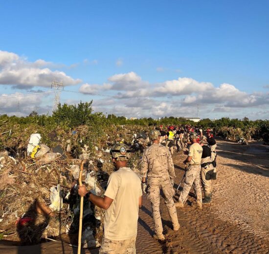 Militares del Ejército del Aire y del Espacio trabajando en Valencia en tareas de limpieza y apoyo a la población civil.