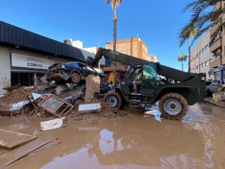 Retirada de coches destruidos y oteros obstáculos en la vía pública por parte de militares del Ejército del Aire.