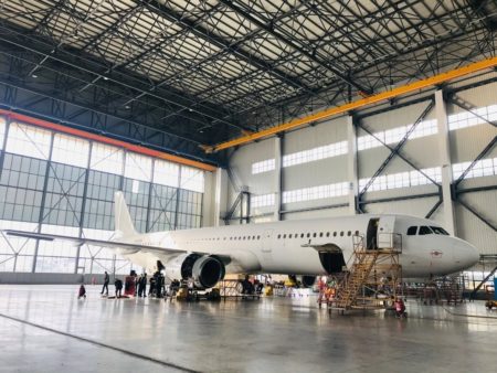 El primer A321 de Vallair para SmartLynx poco después de su llegada a ST Enginnering en Guangzhou para su conversion a carguero.