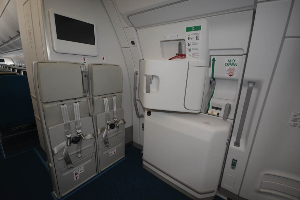 Como en el Boeing 787, Airbus ha cambiado la señalización de las puertas y salidas de emergencia del rojo al verde.