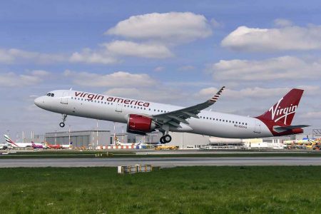 El primer Airbus A321neo de Virgin America despegando de la factoría de Airbus en Finkenwerder en su vuelo de entrega.