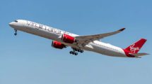 El primer A350-1000 de Virgin ha sido matriculado G-VLUX y bautizado Red Velvet.
