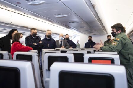 Robles y sus acompañantes reciben información sobre las capcidades del A330 de sus pilotos.
