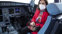 Margarita Robles en la cabina de mandos del Airbus A330 del Ejército del Aire.