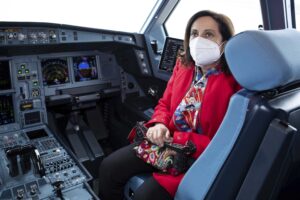 Margarita Robles en la cabina de mandos del Airbus A330 del Ejército del Aire.