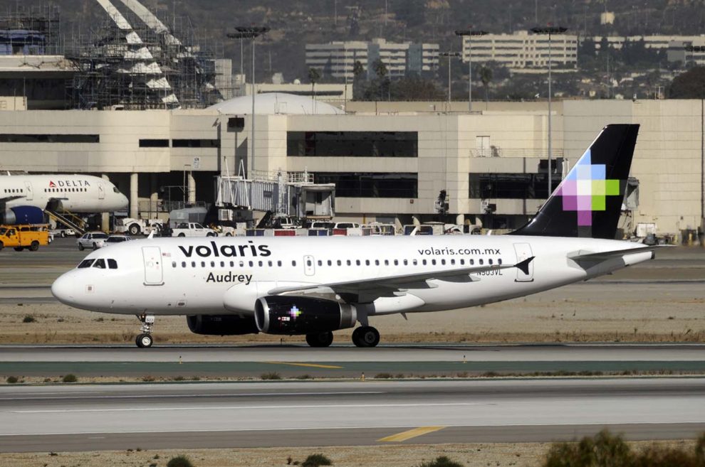 Airbus A319 de la mexicana Volaris en el aeropuerto de Los Ángeles.