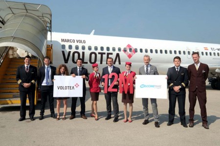 Paolo Palombi, sujentando el núemro 12, junto a representantes de Volotea, el aeropuerto de Verona, la agencia Welcome Travel y la tripulación del vuelo.