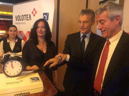 Lazaro Ros (derecha), director general de Volotea, e Yiannis Paraschis, consejero delegado del aeropuerto de Atenas cortan la tarta de celebración del anuncio.