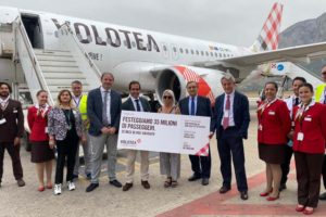 Francesca di Benedetto, al centro, acompañada de los directivos de Volotea, el aeropuerto de Palermo, el alcalde de la localidad y la tripulación del vuelo.