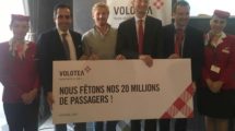 De izquierda a derecha: Carlos Muñoz, consejero delegado de Volotea; Laurent Lannou, pasajero 20 millones de Volotea; Pascal Personne director del aeropuerto de Burdeos; Edo Friart, director de Desarrollo Internacional de Volotea y tripulantes de cabina de Volotea.