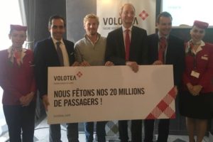 De izquierda a derecha: Carlos Muñoz, consejero delegado de Volotea; Laurent Lannou, pasajero 20 millones de Volotea; Pascal Personne director del aeropuerto de Burdeos; Edo Friart, director de Desarrollo Internacional de Volotea y tripulantes de cabina de Volotea.