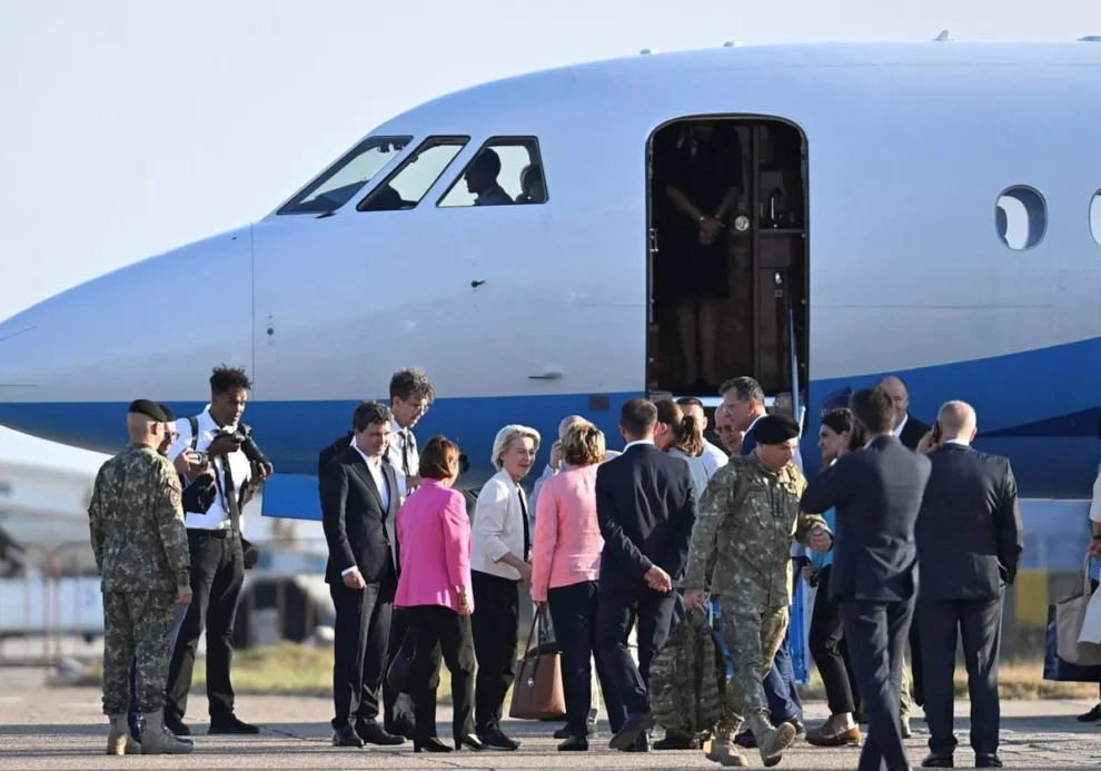 Ursula Von der Leyen en un viaje a Rumanía en el mismo avión que ha sufrido interferencias GPS.