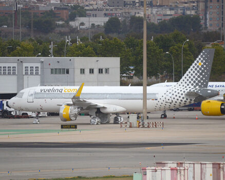 Uno de los A320neo de Vueling parado en Barcelona por losm problemas de los motores.