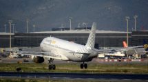 Airbus A320 de Vueling aterrizando en el aeropuerto de Barelona El Prat.