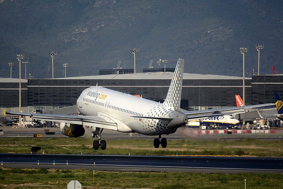 Airbus A320 de Vueling aterrizando en el aeropuerto de Barelona El Prat.