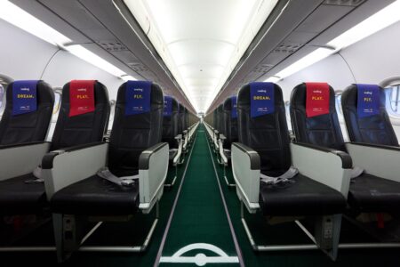 Cabina de pasaje del A320 dedicado al FC Barcelona femenino por Vueling.