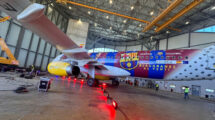 El Airbus A320neo de Vueling decorado con imágenes del equip femenino de fútbol del Barcelona.