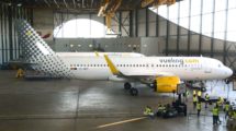 El primer Airbus A320neo de Vueling en el hangar de Iberia en Barcelona.