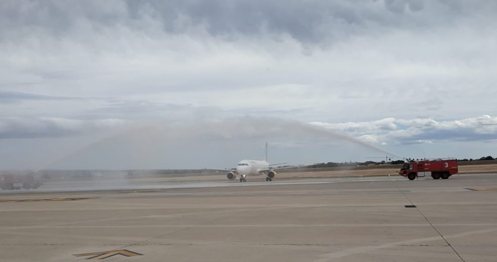 Arco de agua de los bomberos del aeropuerto de Alicante-Elche al quinto Airbus A320 de Vueling basado en el mismo.