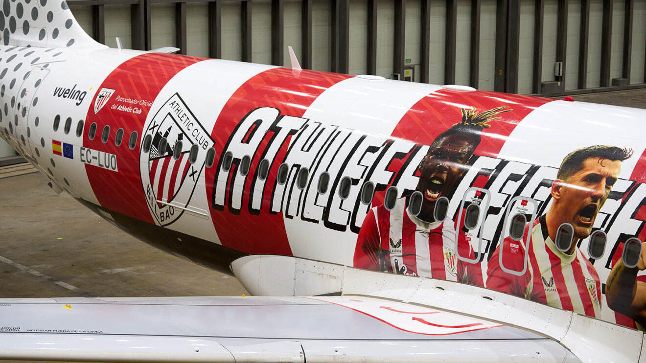 Además de los jugadores y las bandas rojiblancas, el A320 de Vueling luce un enorme Athleeeeeeeeetic.