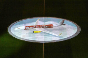 El nuevo Airbus A320 que Vueling dedicará al Atlétic de Bilbao proyectado sobre el campo de juego de San Mamés.