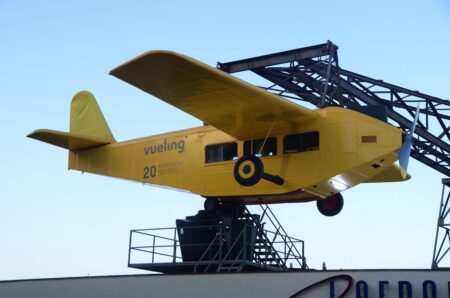 El avión del Tibidado fue decorado especialmente por los 20 años de Vueling.