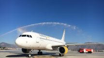 Recepción en el aeropuerto de Granada del vuelo inaugural desde Bilbao a cargo del Airbus A320 EC-MBM.