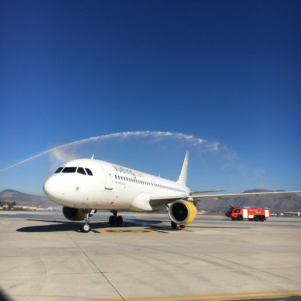 Recepción en el aeropuerto de Granada del vuelo inaugural desde Bilbao a cargo del Airbus A320 EC-MBM.