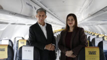 Los presidentes de Vueling, Carolina Martinoli, y Mobile World Capital Barcelona, Francesc Fajula a bordo de un A320 personalizado para anunciar la alianza.