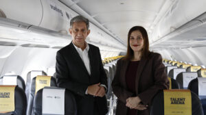 Los presidentes de Vueling, Carolina Martinoli, y Mobile World Capital Barcelona, Francesc Fajula a bordo de un A320 personalizado para anunciar la alianza.