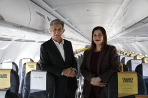 Los presidentes de Vueling, Carolina Martinoli, y Mobile World Capital Barcelona, Francesc Fajula a bordo de un A320 personalizado para anunciar la alianza.